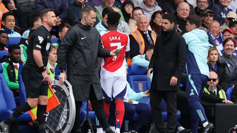 إصابة ساكا ومدة غيابه.. هل يلحق بمواجهة باريس سان جيرمان؟