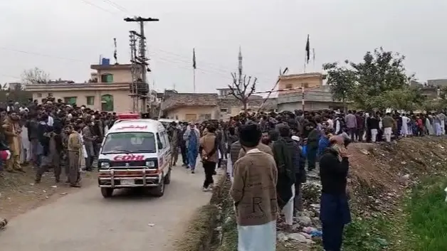 فيديو - عشرات القتلى والجرحى بانفجار مسجد في باكستان
