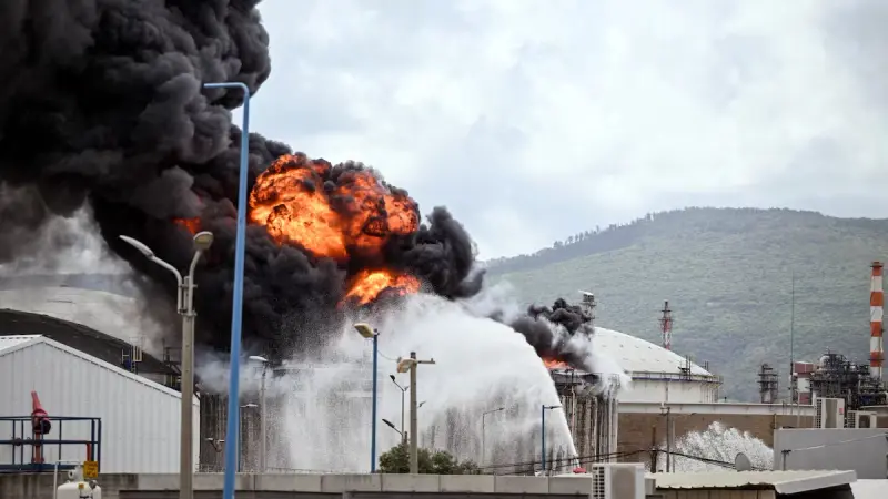 فيديو - غارة على مستودع لشركة النفط البريطانية كاسترول في العراق