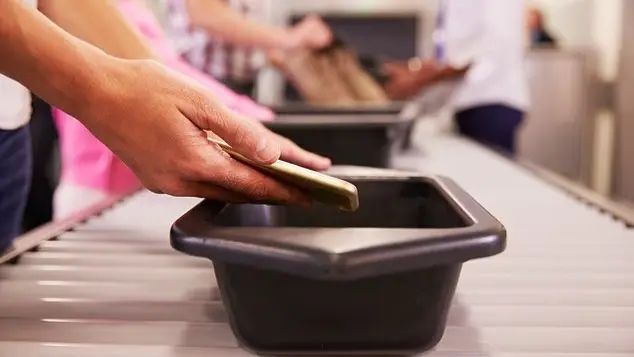 تحذير للمسافرين.. خطأ بسيط باستخدام الهاتف قد يؤدي إلى مصادرته