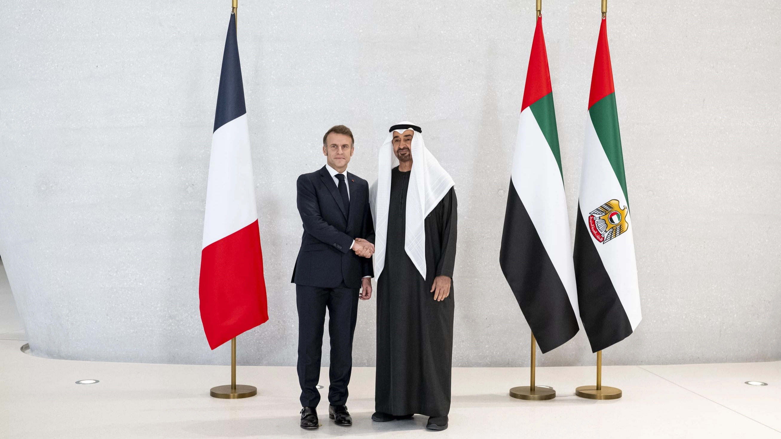 صور - رئيس الإمارات يستقبل ماكرون في أبوظبي 