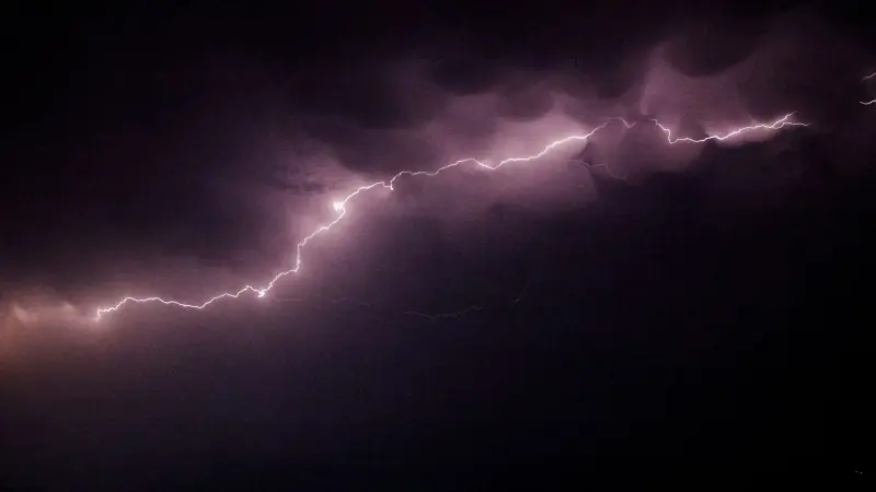 صاعقة برق في أوغندا تتسبب في وفاة 14 شخصا