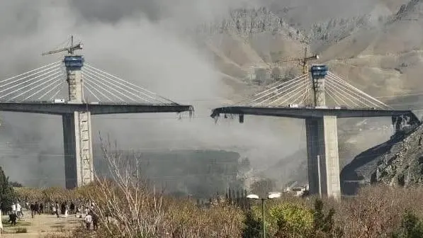 فيديو - صور أقمار اصطناعية تكشف تضرر جسور حيوية في إيران