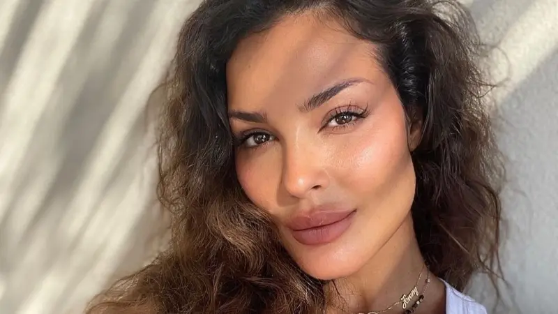 سقوط نادين نسيب نجيم في مناسبة عالمية وهذا أول تعليق