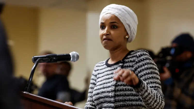 فيديو - رجل يندفع نحو نائبة أميركية ويرشّها بسائل غامض