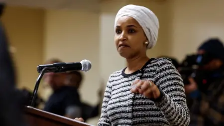 related_news_inside_blogsفيديو - مهاجم يرشّ سائلا على نائبة أميركية خلال لقاء جماهيري