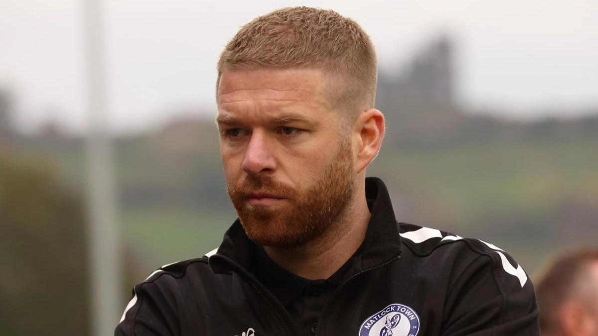 نادٍ إنجليزي يعيد مدربا إلى منصبه بعد 48 ساعة من إقالته.. ما القصة؟ 