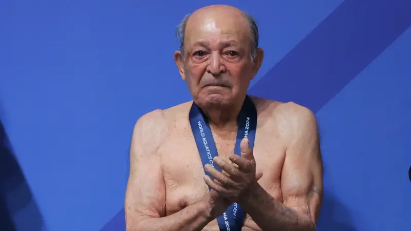 فيديو - إيراني يبلغ من العمر 100 عاما يظهر في بطولة العالم للألعاب المائية 2024