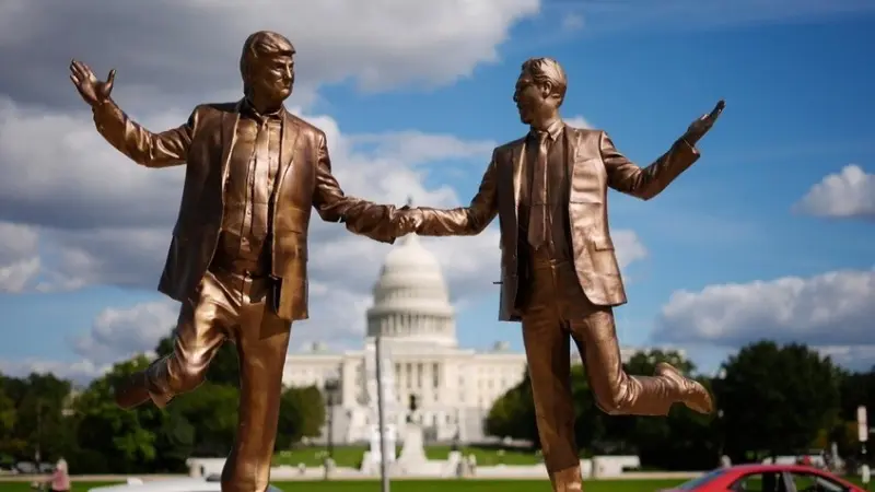 "أفضل صديقين للأبد".. تمثال ترامب وإبستين يثير الجدل