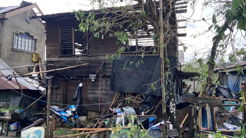 فيديو - تحطم مروحية للجيش الفلبيني أثناء مهمة إغاثة منكوبي الإعصار