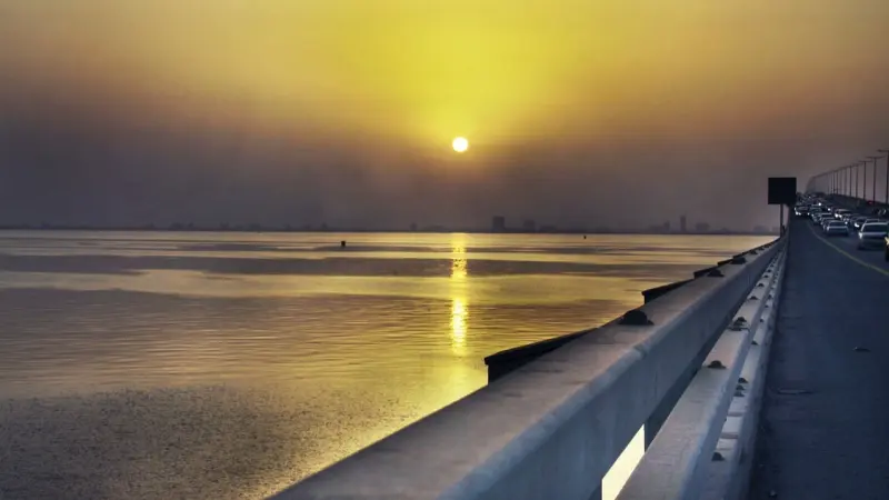 "البحر يبتلع الساحل ويهدّد مطار المنامة".. مخاطر بيئية تُقلق البحرين