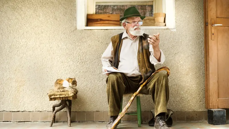 لماذا يتحرك كبار السنّ بطريقة أبطأ؟ دراسة تُجيب