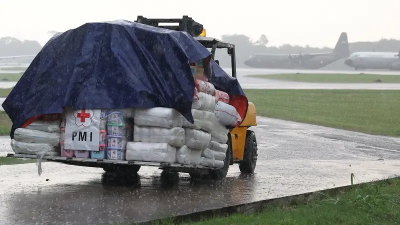 بعد فيضان مدمر.. سكان سومطرة يلجأون إلى النهب