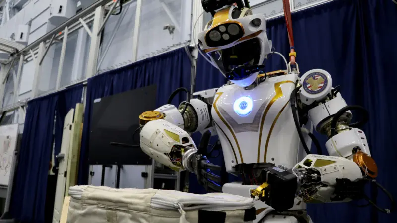 روبوت شبيه بالبشر لصيانة السكك الحديدية في اليابان