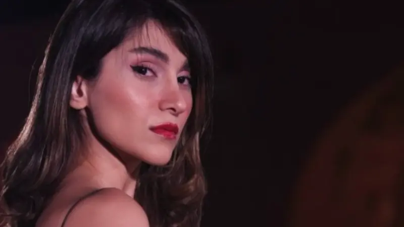 بسبب الحجاب.. إيران تعتقل مغنية شهيرة و2 من أعضاء فرقتها