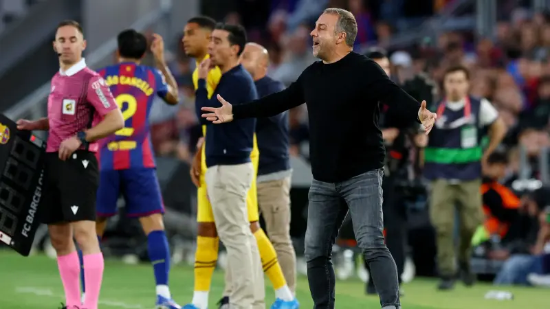 فليك قلق من لياقة لاعبي برشلونة قبل مواجهة أتلتيكو مدريد الحاسمة