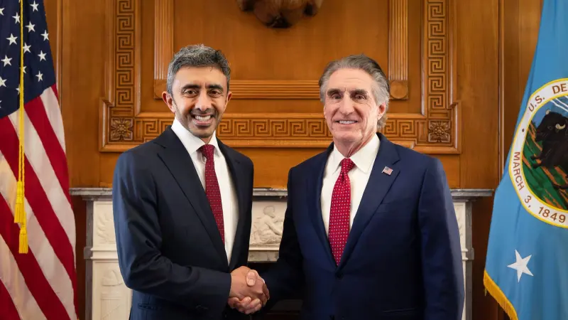 الذكاء الاصطناعي على الطاولة.. عبد الله بن زايد يجتمع بوزير الداخلية الأميركي