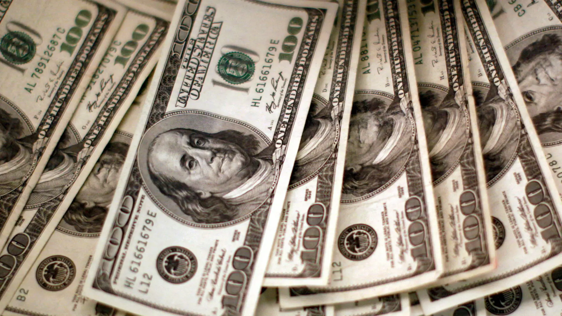 متوسط سعر شراء الدولار بين البنوك نحو 54.22 جنيهًا (رويترز) متوسط سعر شراء الدولار بين البنوك نحو 54.22 جنيهًا (رويترز)