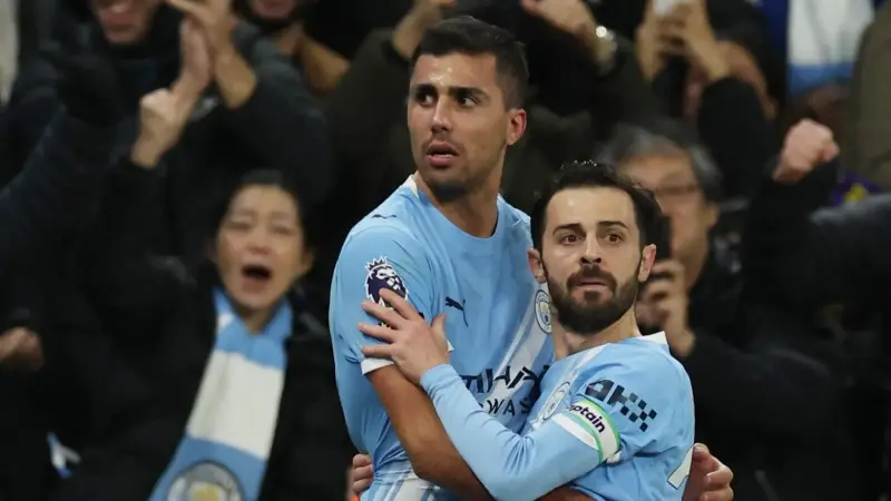 بسبب انتقاد التحكيم.. الكشف عن عقوبة لاعب مانشستر سيتي رودري