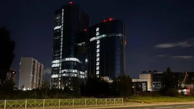 صور - صليب على المبنى.. هل أعلنت فاغنر الحداد على مقتل بريغوجين؟