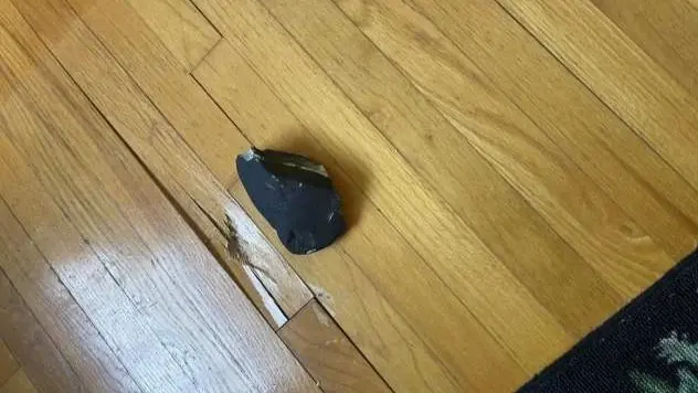 فيديو - نيزك يخترق منزلا.. كيف تصرّف ساكنوه؟