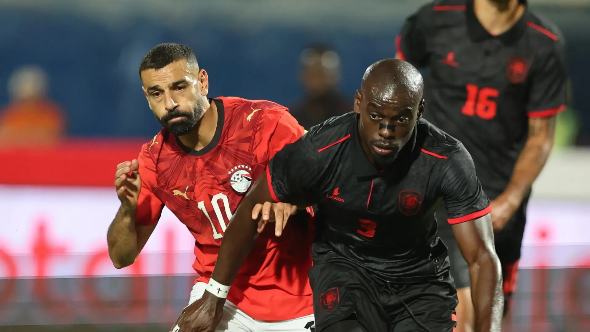 محمد صلاح غادر مباراة مصر وأنغولا في الدقيقة 60 (رويترز) محمد صلاح غادر مباراة مصر وأنغولا في الدقيقة 60 (رويترز)