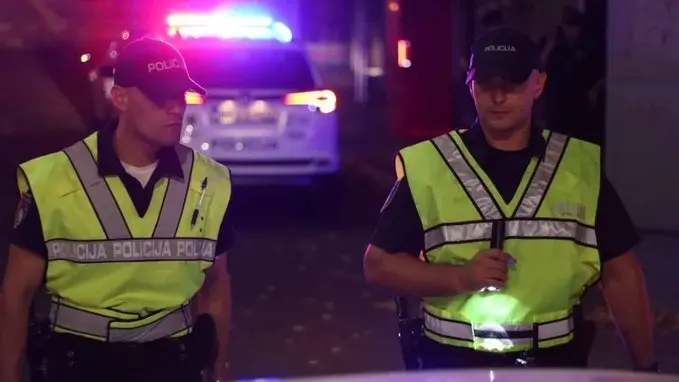 مراهق يقتل شرطيا ويصيب آخر طعنا في مركز للشرطة بالبوسنة