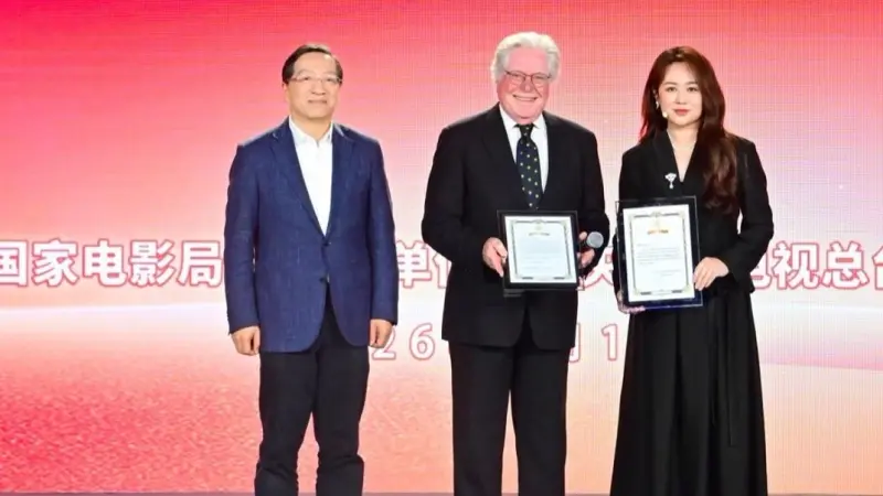 الصين تكرّم حسين فهمي في حدث سينمائي عالمي