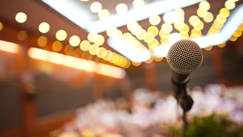 بسبب ميكروفون.. إصابة سيدة بفيروس لمدى الحياة