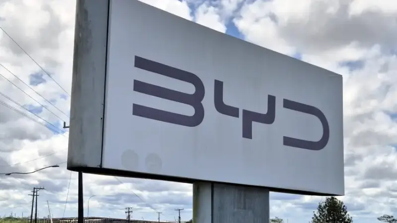 حريق هائل يلتهم مرآبا لسيارات "بي واي دي" في الصين