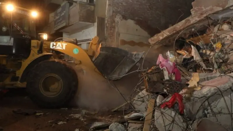 ارتفاع عدد ضحايا انهيار عقار الزقازيق بمصر.. قائمة بالأسماء