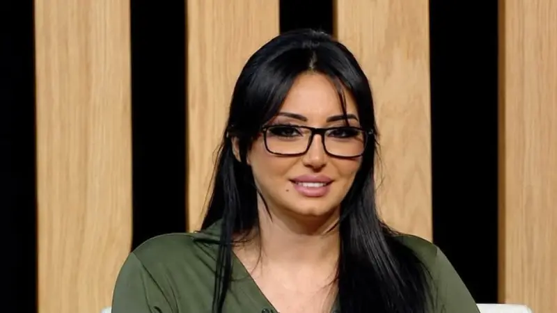 من هي الإعلامية دينا المصري؟ القصة الكاملة لوقف برنامجها بعد منشور الأذان