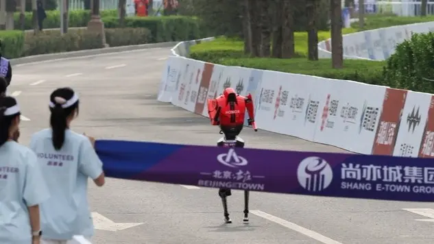 فيديو - روبوتات صينية تهزم البشر في نصف ماراثون بكين