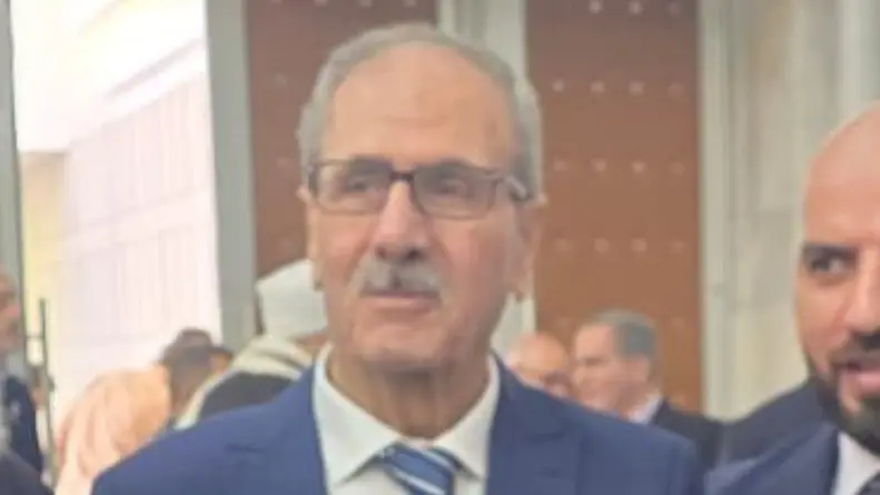 فيديو - تفاعل واسع.. والد الشرع يصافح قادة الجيش السوري