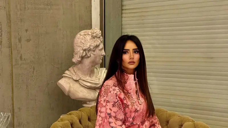 صور - الفنانة زينة تعلن نسبها للأشراف وتكشف وجهي توأمها