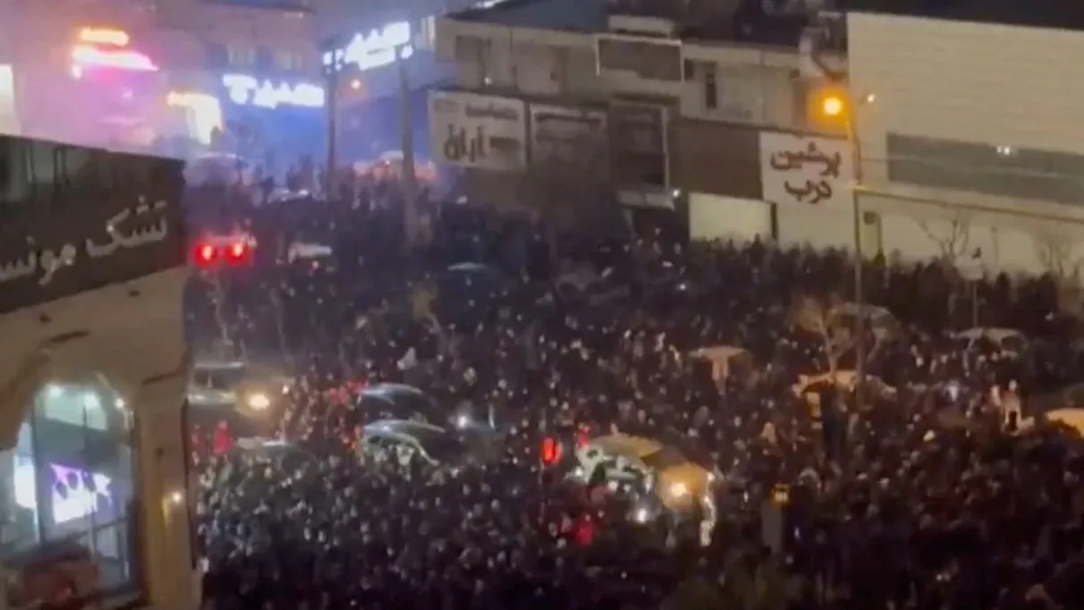 بعد عودة الاتصالات.. انتشار كثيف لـ"الباسيج" في شوارع طهران 