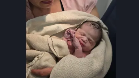 فيديو - ولادة في السماء.. أميركية تضع مولودها على متن الطائرة