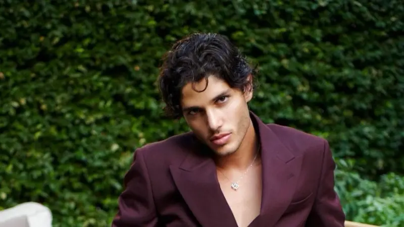 فيديو - نجل راغب علامة يثير الجدل برقصة في الشارع مع فتاة غريبة