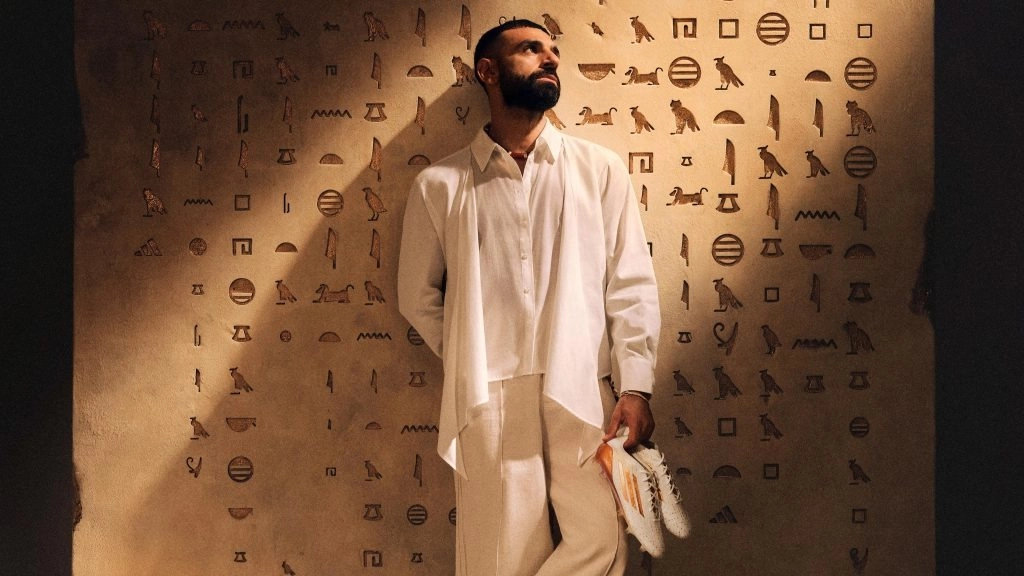 بهوية فرعونية.. محمد صلاح يعلن عن حذاء رياضي جديد 