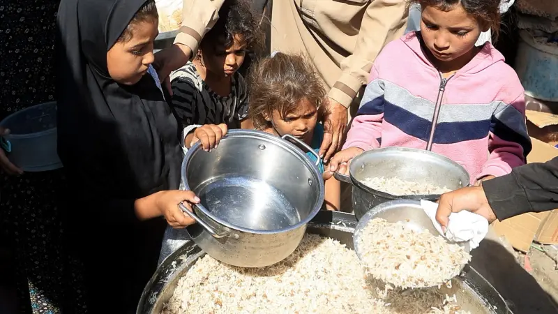 رغم دخول مئات الشاحنات.. المساعدات في غزة لا تصل للجياع
