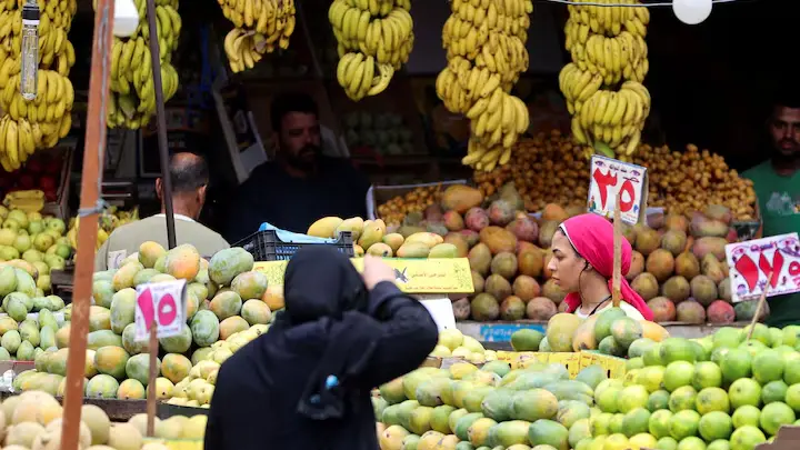 الأسعار تضغط من جديد.. التضخم في مصر مرشح للارتفاع إلى 15.6%