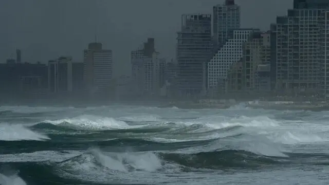 مخاوف من حدوث فيضانات.. العاصفة "بايرون" تضرب إسرائيل