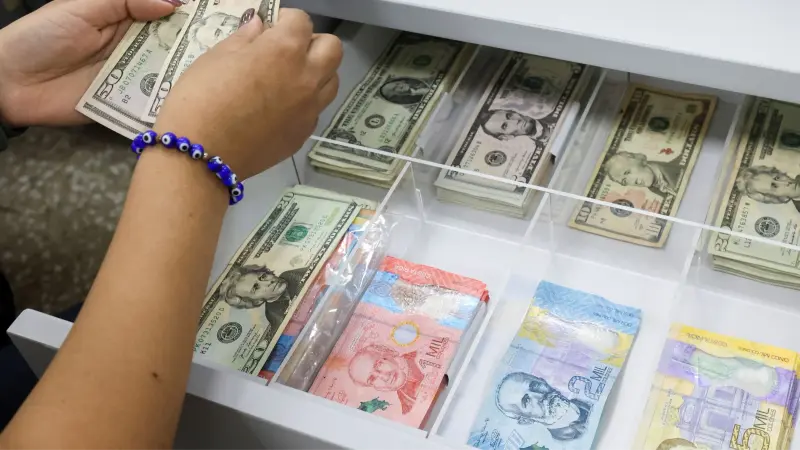 أول بنك مركزي يتحرك لرفع الفائدة بسبب حرب إيران