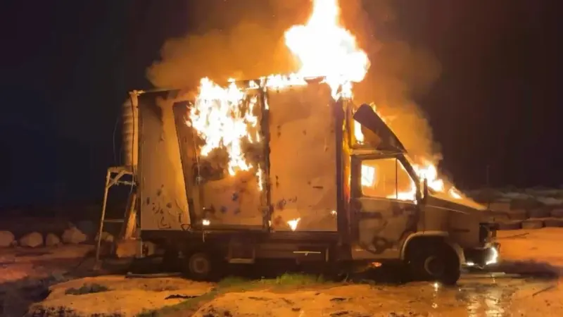 فيديو - مستوطنون يحرقون منازل ومركبات الفلسطينيين بالضفة