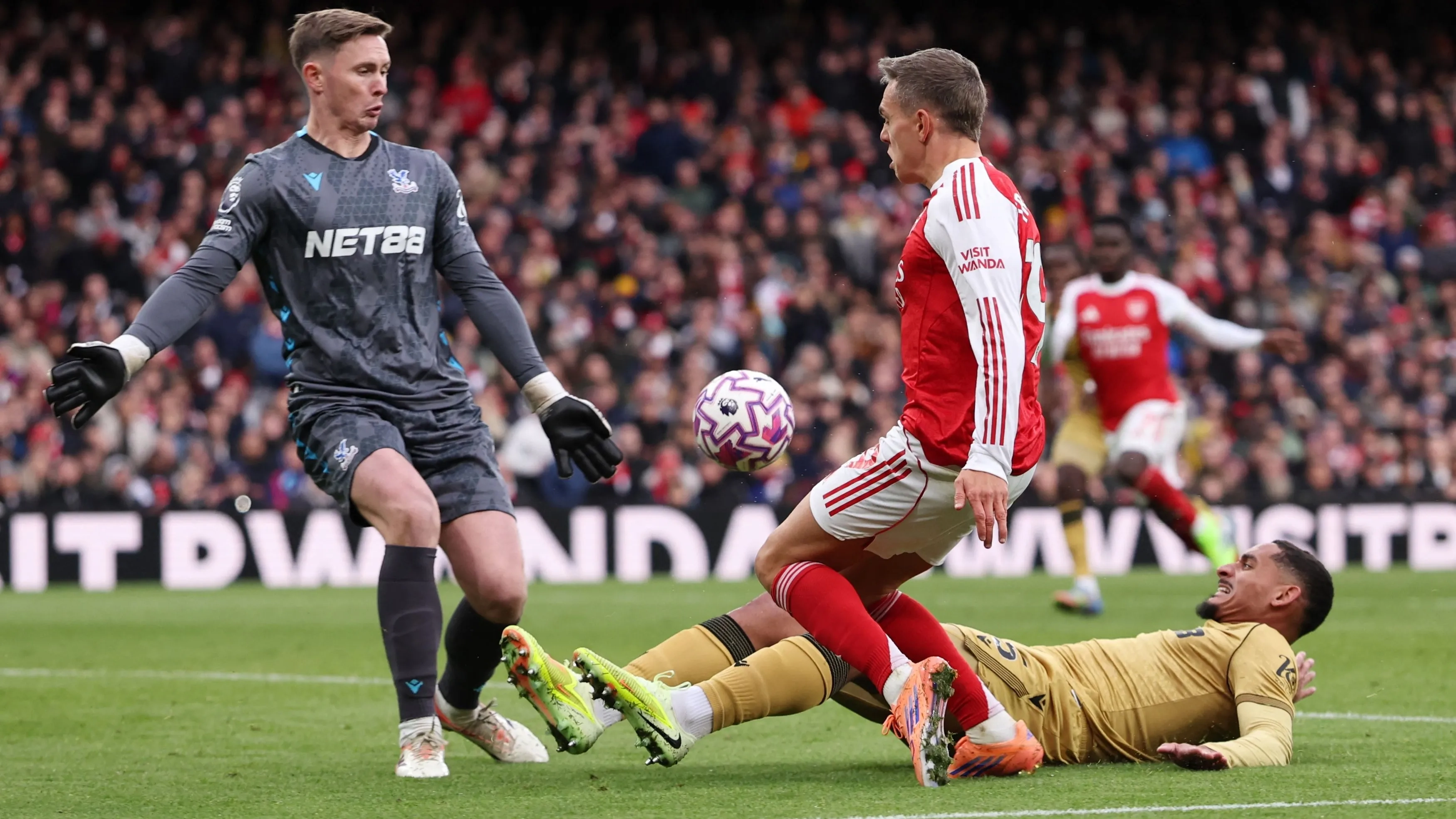 نتائج قرعة نصف نهائي كأس الرابطة الإنجليزية.. ديربي لندني منتظر 