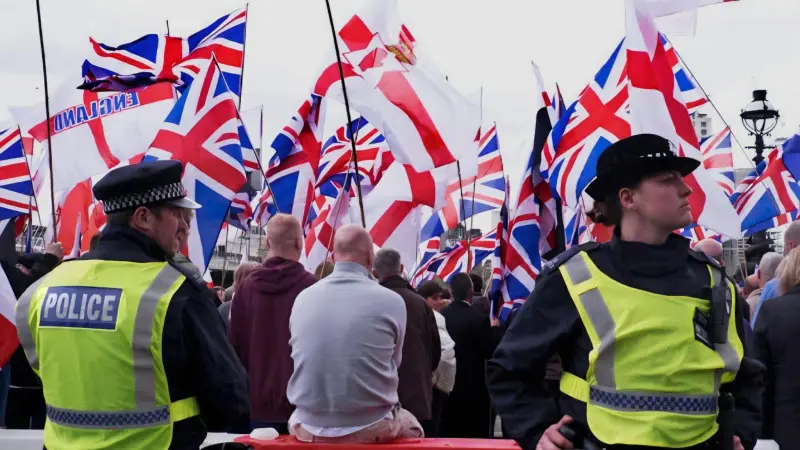 فيديو - بريطانيا.. محتجون يرفضون تحويل ثكنة عسكرية إلى مأوى للاجئين