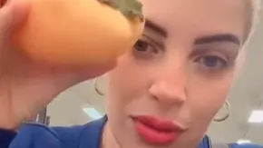 أثارت جدلا واسعا.. تيك توكر مغربية تحرّم تناول فاكهة الكاكي