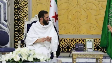 صور - الشرع يؤدي مناسك العمرة