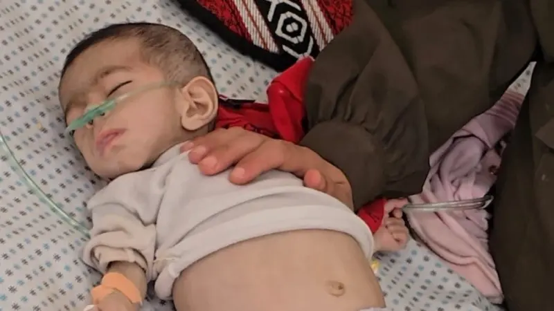 جوع حتى الموت.. رضيعة تلفظ أنفاسها الأخيرة في حضن أمها بغزة