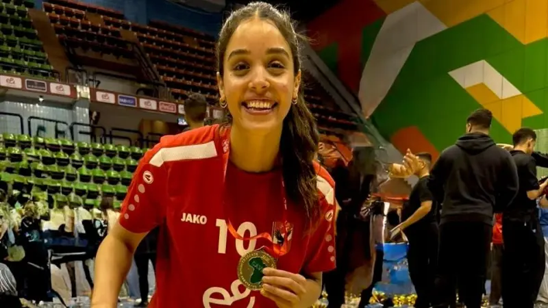 من هي زينة العلمي أفضل لاعبة في بطولة إفريقيا لسيدات الطائرة؟